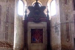 The walls are crumbling, dirt and mould is overtaking the once splendid, unique ellyptically shaped enterieur of the synagogue.
